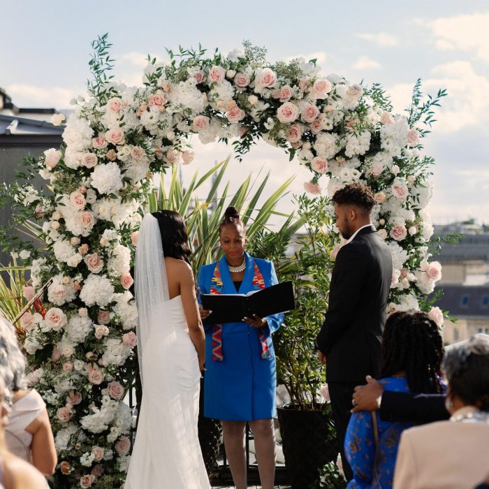Роскошная и шикарная свадьба на крыше в Париже